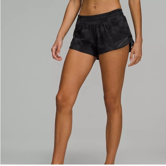 Like NEW Lululemon Hotty Hot Deep Coal Black Camo 2.5” low rise Shorts Size 4 - Picture 2 of 6